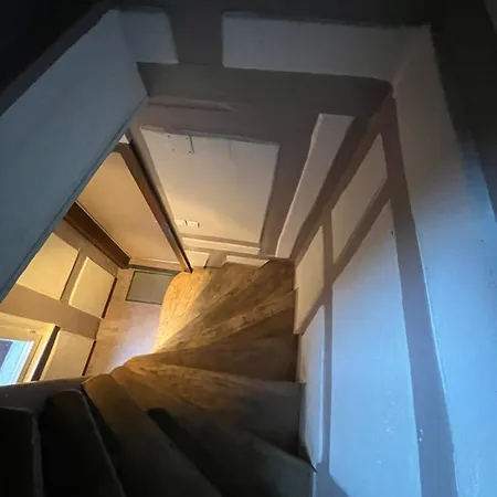 Spacious Duplex Center דירה *