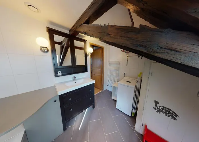 Spacious Duplex Center *